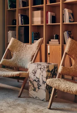 Plinth Tall White Carrara marmor fra Audo Copenhagen