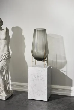 Plinth Tall White Carrara marmor fra Audo Copenhagen