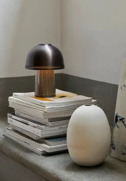 Raku SH8 portable bordlampe fra &Tradition