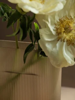 Ridge Vase, light blue frosted glass fra Muuto