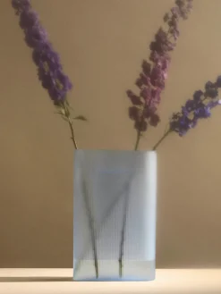 Ridge Vase, taupe frosted glass fra Muuto