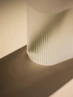 Ridge Vase, taupe frosted glass fra Muuto