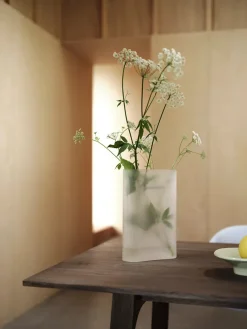 Ridge Vase, taupe frosted glass fra Muuto