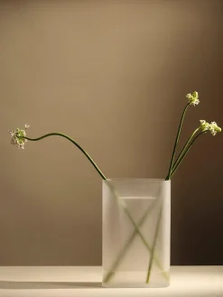 Ridge Vase, taupe frosted glass fra Muuto