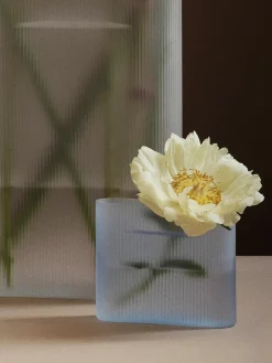 Ridge Vase, white frosted glass fra Muuto