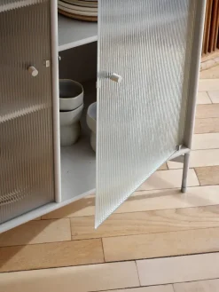 Ripple II Vitrineskab, inkl. sokkel fra Montana