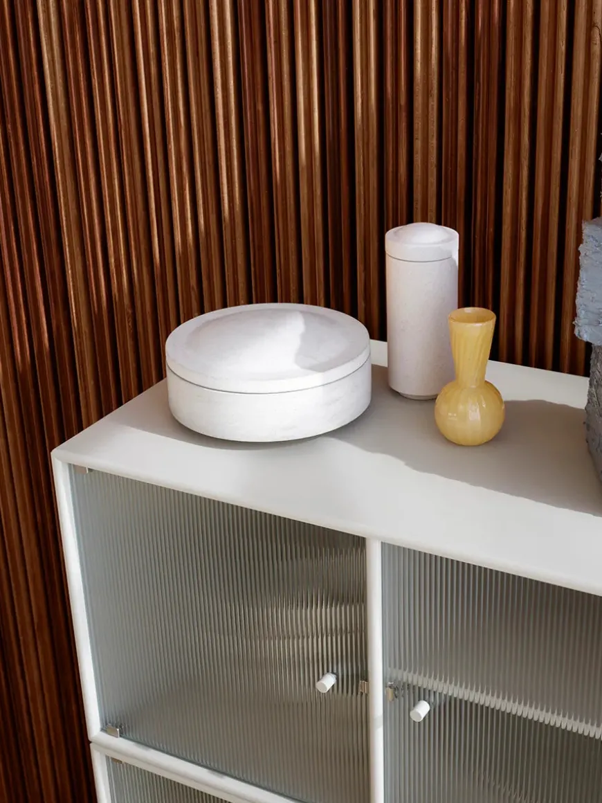 Ripple III Vitrineskab, inkl. sokkel fra Montana