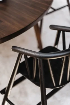 Saga Højstol, eg fra Oaklings