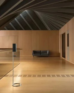 Sensorstyret håndsprit- og sæbedispenser, fritstående i sort fra VOLA