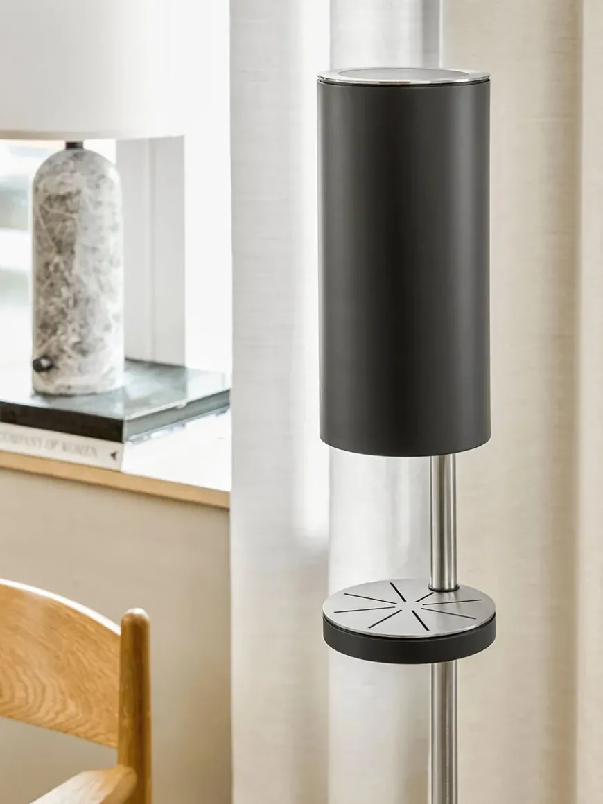 Sensorstyret håndsprit- og sæbedispenser, fritstående i sort fra VOLA