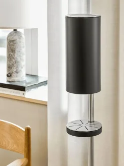 Sensorstyret håndsprit- og sæbedispenser, fritstående i hvid fra VOLA