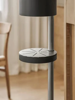 Sensorstyret håndsprit- og sæbedispenser, fritstående i hvid fra VOLA