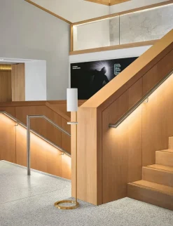 Sensorstyret håndsprit- og sæbedispenser, fritstående i hvid fra VOLA