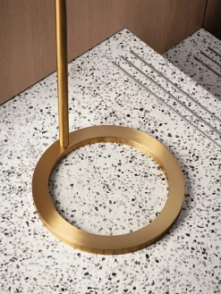 Sensorstyret håndsprit- og sæbedispenser, fritstående i hvid fra VOLA