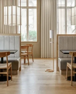 Sensorstyret håndsprit- og sæbedispenser, fritstående i hvid fra VOLA