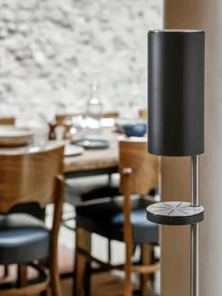 Sensorstyret håndsprit- og sæbedispenser, fritstående i hvid fra VOLA