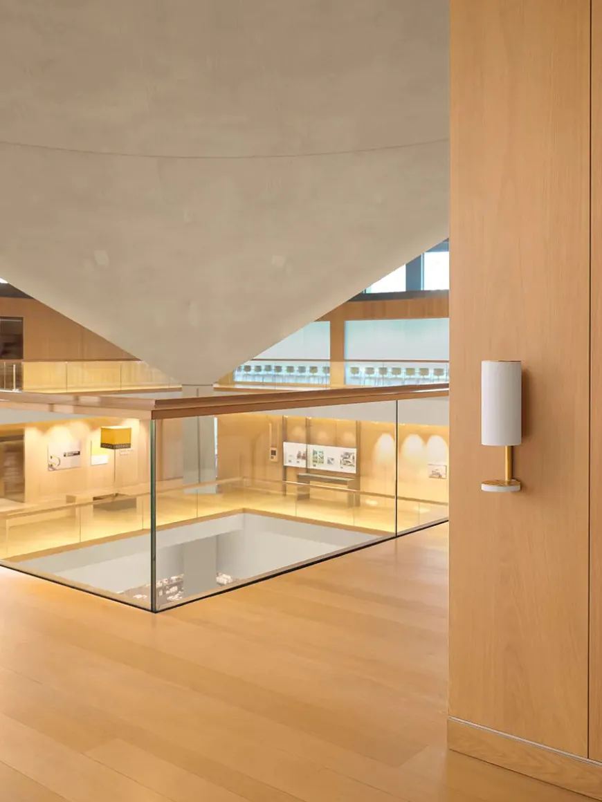 Sensorstyret håndsprit- og sæbedispenser, vægmonteret i hvid fra VOLA