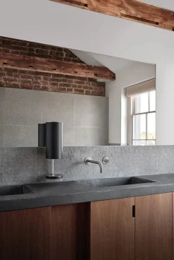 Sensorstyret håndsprit- og sæbedispenser, vægmonteret i hvid fra VOLA