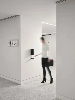 Sensorstyret håndsprit- og sæbedispenser, vægmonteret i hvid fra VOLA