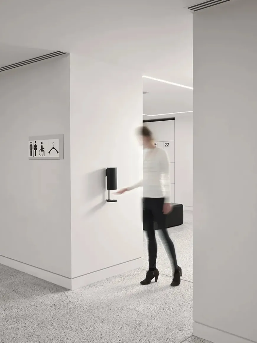 Sensorstyret håndsprit- og sæbedispenser, vægmonteret i hvid fra VOLA