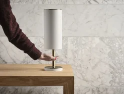 Sensorstyret håndsprit- og sæbedispenser, bordmonteret i hvid fra VOLA