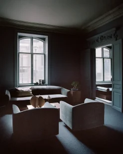 Shore Sofa 3 Seater Plinth, umber fra New Works