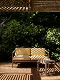 Skagerak Virkelyst 2 pers. Sofa, Golden Yellow Stripe fra Fritz Hansen