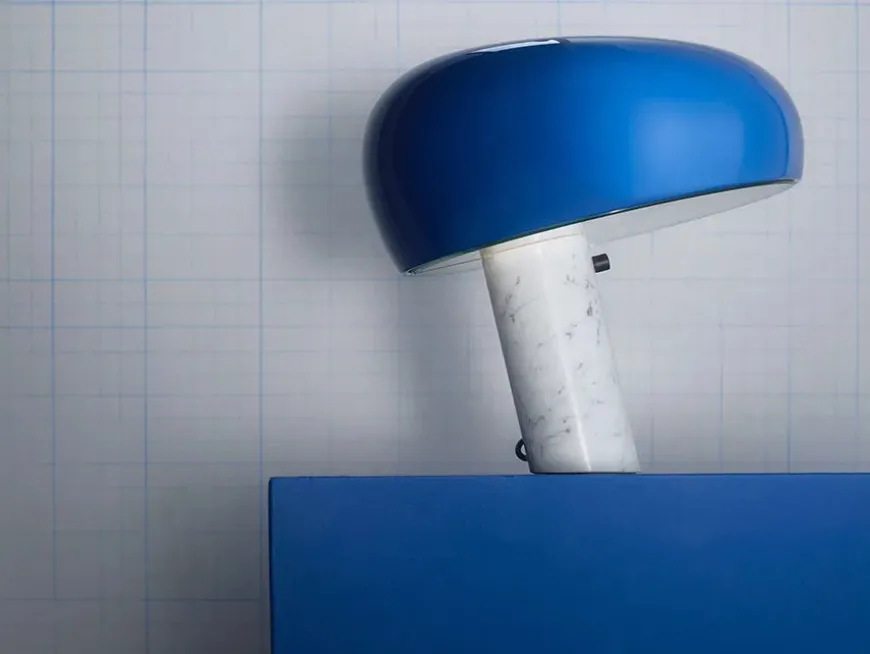 Snoopy Bordlampe, navy blue fra Flos