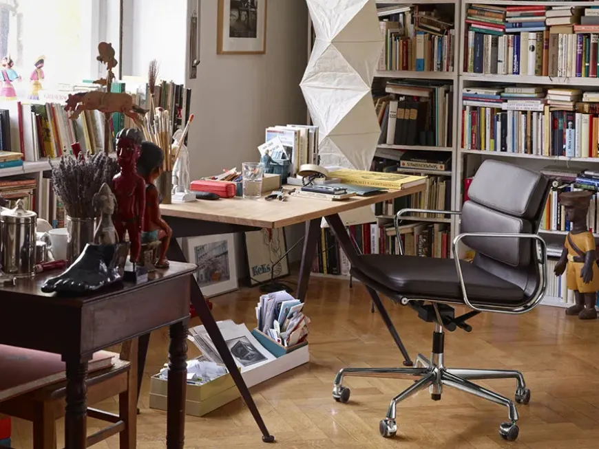 Soft Pad Chair EA 217 Kontorstol, cognac læder/krom stel fra Vitra