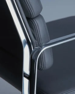 Soft Pad Chair EA 217 Kontorstol, cognac læder/krom stel fra Vitra