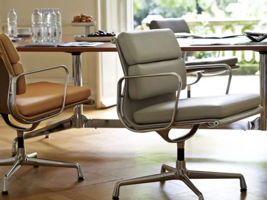 Soft Pad Chair EA 217 Kontorstol, sort læder/krom stel fra Vitra