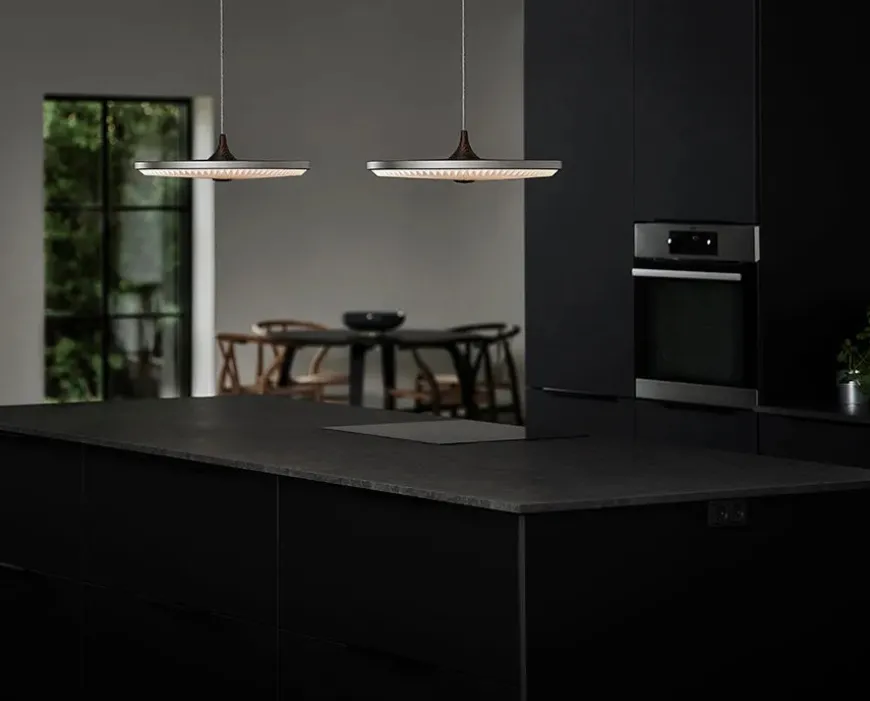 Soleil pendel medium, røget eg, plast skærm fra Le Klint