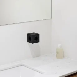 Square 2 Stikdåse med USB, sort fra Avolt