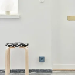 Square 2 Stikdåse med USB, sort fra Avolt