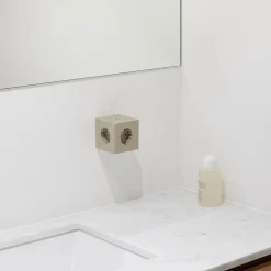 Square 2 Stikdåse med USB, sort fra Avolt