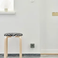 Square 2 Stikdåse med USB, sort fra Avolt