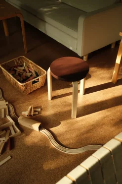 Stool 60, lakeret birk fra Artek