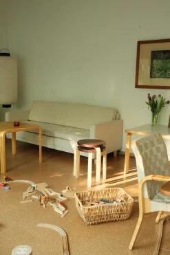 Stool 60, lakeret birk fra Artek