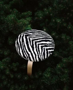 Stool 60, zebra fabric fra Artek