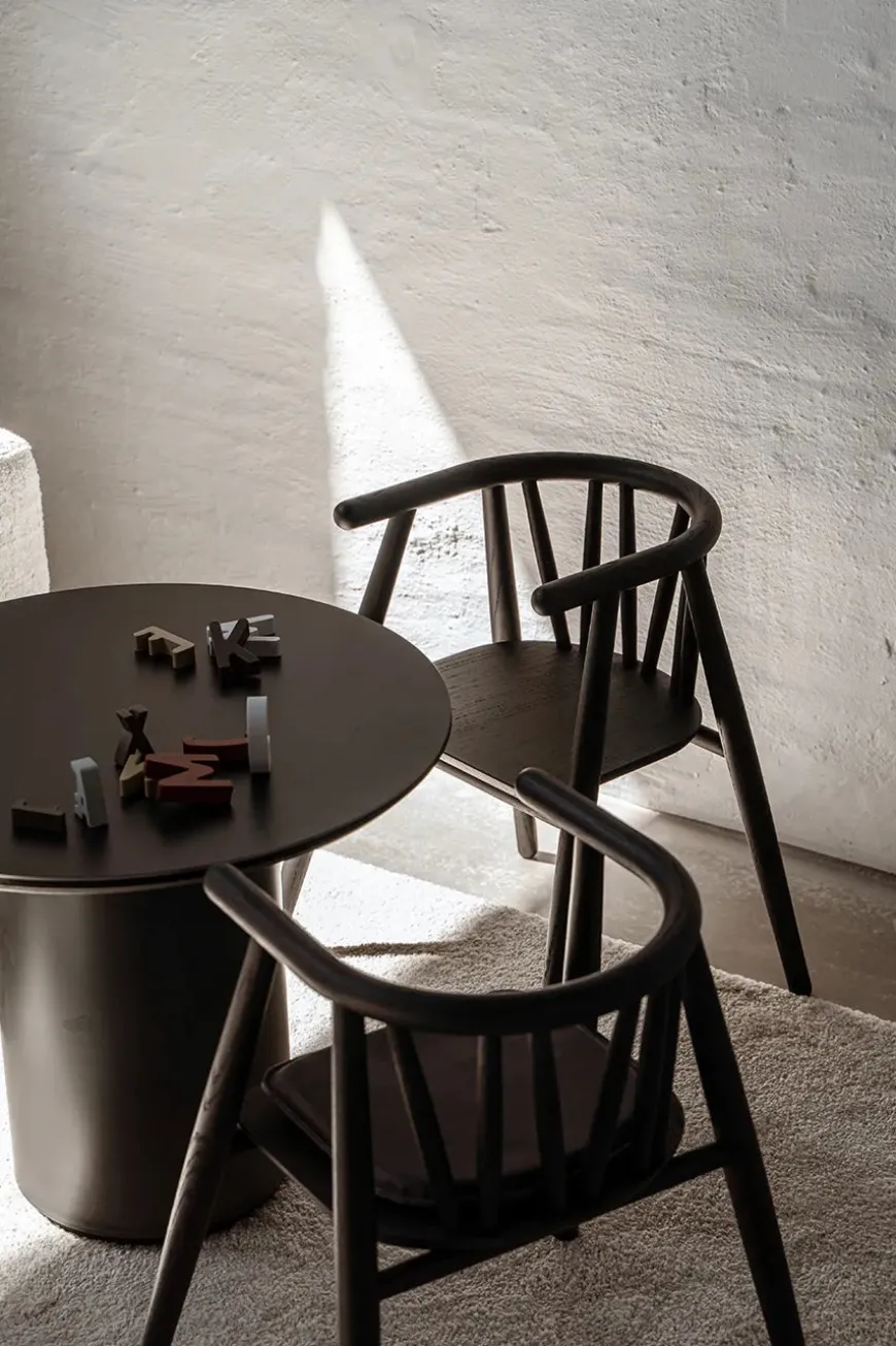 Storm Børnestol, sortlakeret eg fra Oaklings