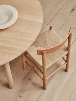 Taro Spisebord Ø120 cm, sæbebehandlet eg fra Fredericia Furniture