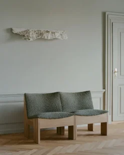 Tenon Lounge Chair, fumed oak fra New Works