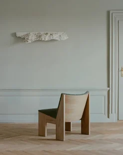 Tenon Lounge Chair, fumed oak fra New Works