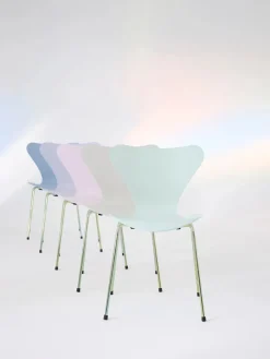 70th Anniversary Edition 3107 Spisebordsstol, 7:14 AM Beige af Arne Jacobsen