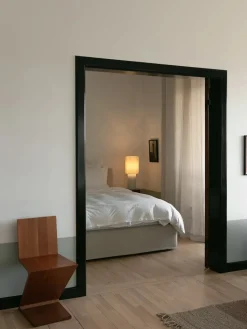 The Eight Over Eight Lamp Small, grey marble fra Louise Roe