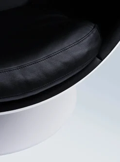 The Leather Ball Chair af Eero Aarnio