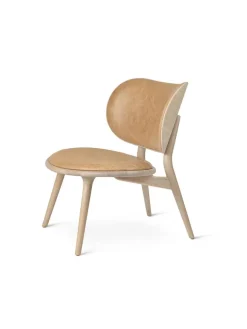 The Lounge Chair, mat lakeret eg med naturfarvet læder fra Mater
