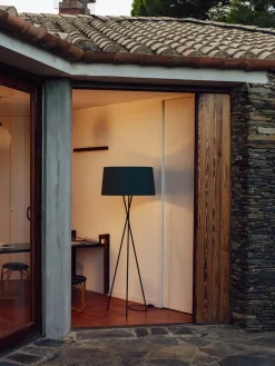 Tripode gulvlampe fra Santa and Cole, diplomatica stripe (G5)