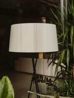 Tripode gulvlampe fra Santa and Cole, diplomatica stripe (G5)