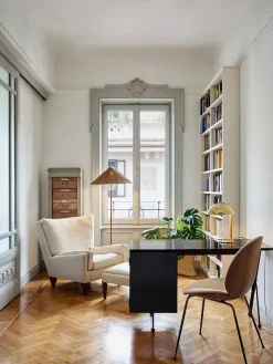 V11 Ottoman, smooth leather coffee fra GUBI